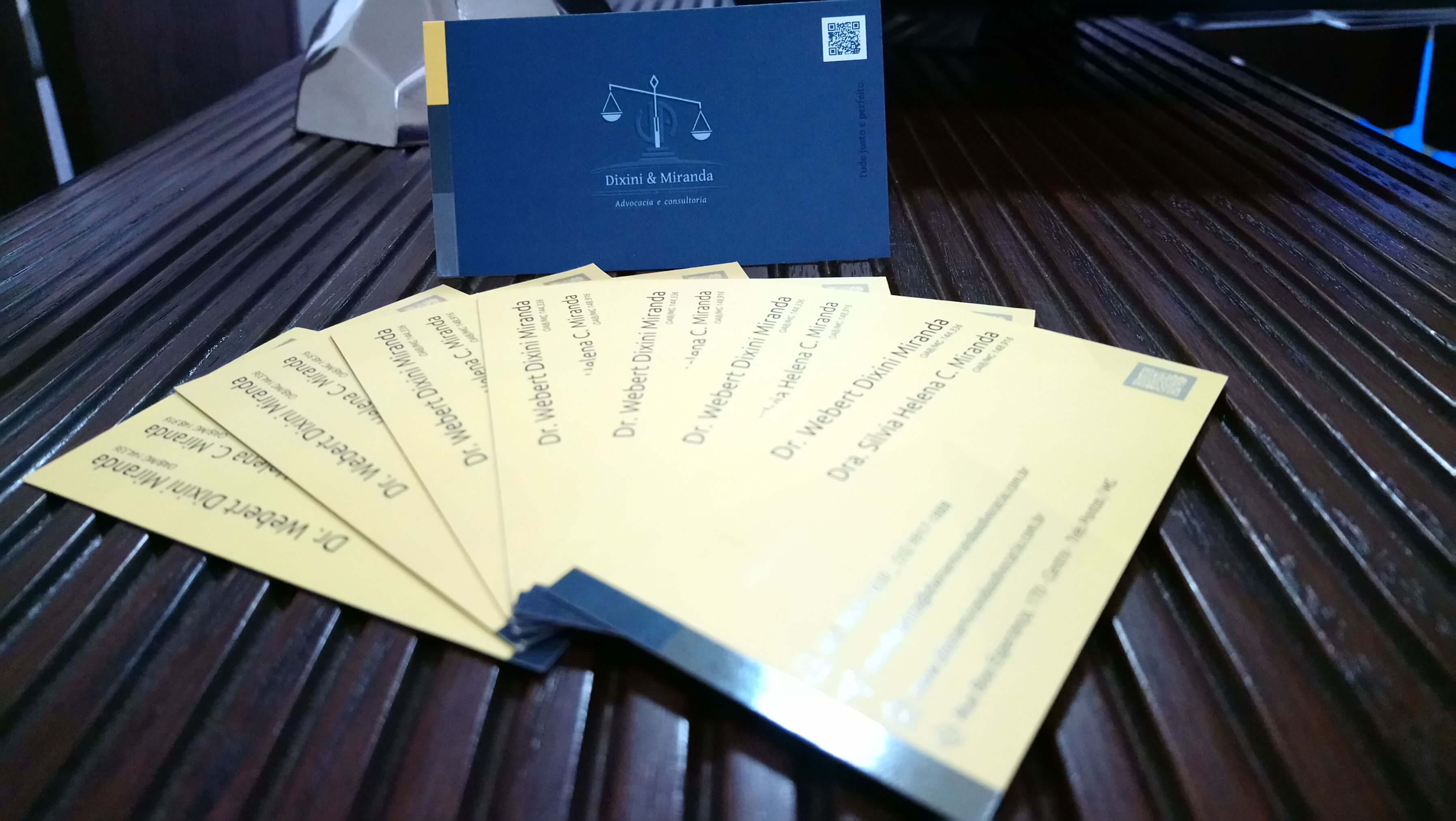 Cartão de visitas de advogado com logotipos criativos para escritórioV de advocacia Dixini